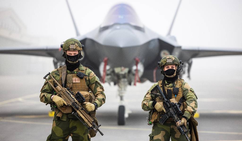 Norske vaktsoldater foran et norsk F-35 på static display under en mediedag i Poznań, Polen.
