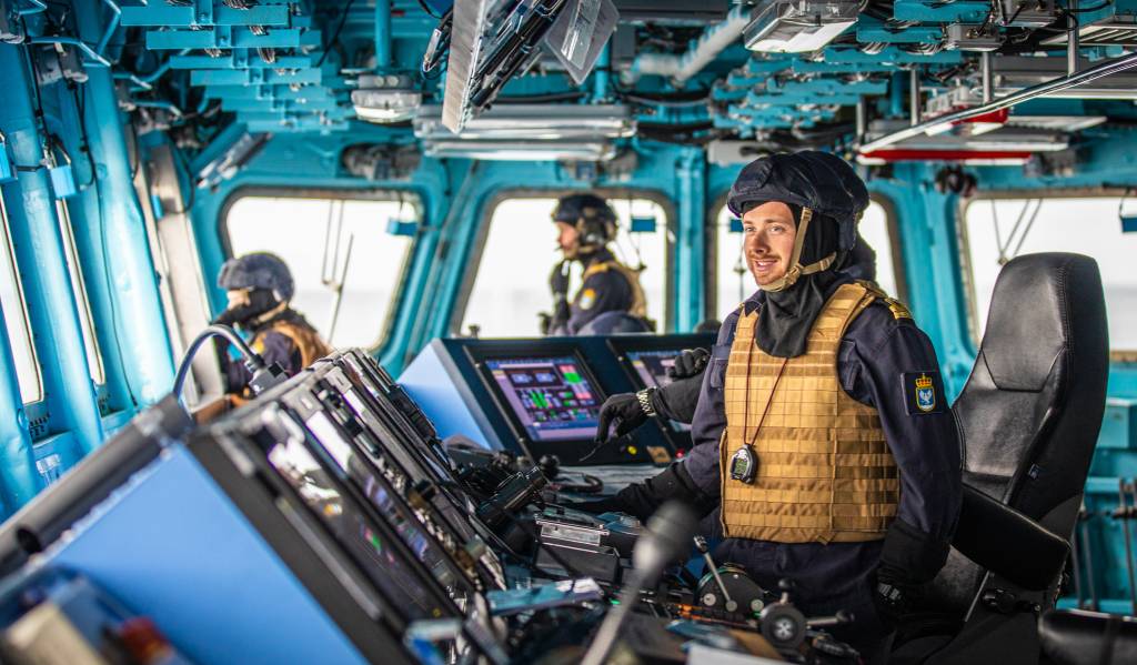 KNM Fridtjof Nasen i på Svalbard i forbindelse med årlig fregatttokt til øygruppa for å drive viktig trening i territorialfarvannet rundt Svalbard. her foregår navigasjon i et krigscenario. // HNoMS FRidtjof Nansen at Svalbard in high north during annual trip to the islands to conduct important training in the Norwegian territorial waters.