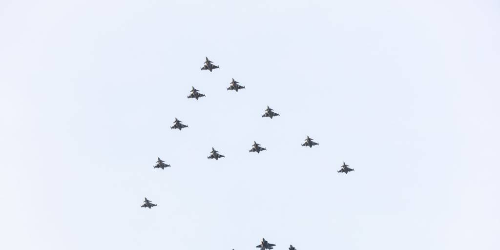 Formasjon av 11 svenske JAS Gripen og fire norske F-35 fløy 11. desember over Østlandet. 
