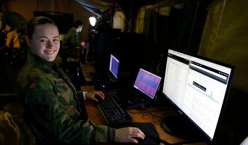 Ingeniør skole elev Tonje Walle Skaastad fra Forsvarets høgskole cyber ingeniør skole på vinter øvelse i Norge