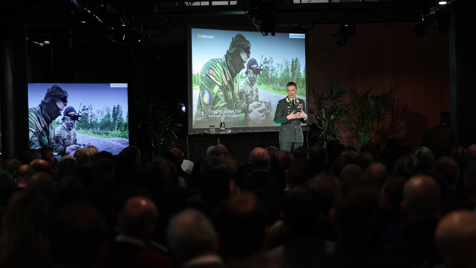 General Eirik Kristoffersen under lanseringen av Forsvarets KI-senter