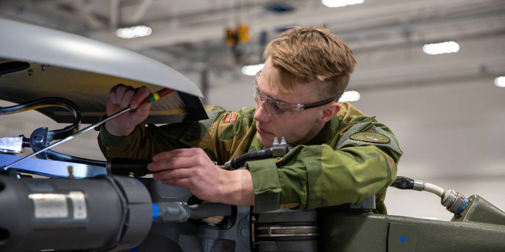 Ein flymekanikar-lærling på Bardufoss flystasjon inspiserer eit luftfartøy.