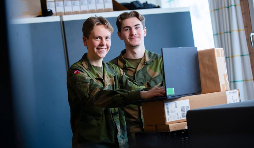 Service og administrasjonslærlinger i Rena leir