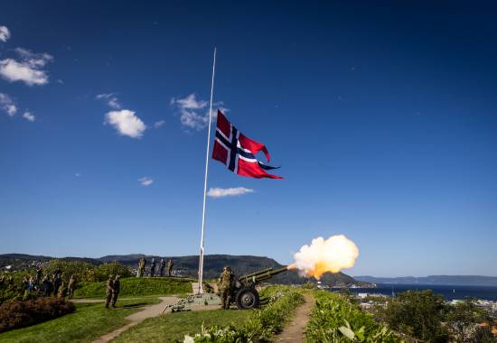 Saluttering på Kristiansten Festning i Trondheim i forbindelse med Kong Harald Vs bortgang. Foto: Kristian Kapelrud, Forsvaret