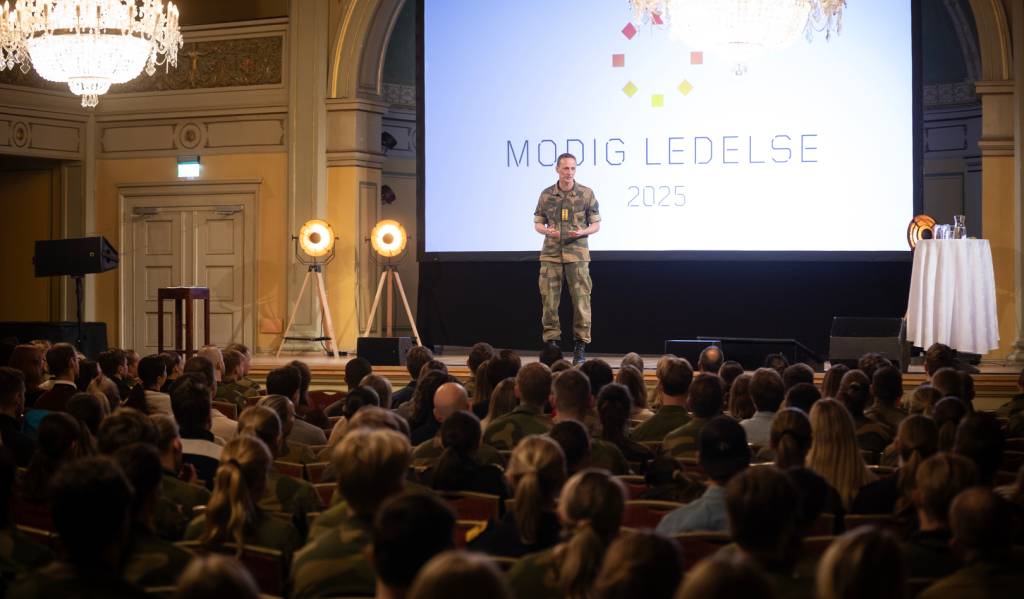 Konferansen Modig ledelse er en møteplass for unge ledere i alderen 25-35 i forsvarssektoren og sivil sektor. Konferansen ble avholdt 23. og 24 oktober 2025 på Gamle logen. Her ved forsvarssjef, general Eirik Kristoffersen.