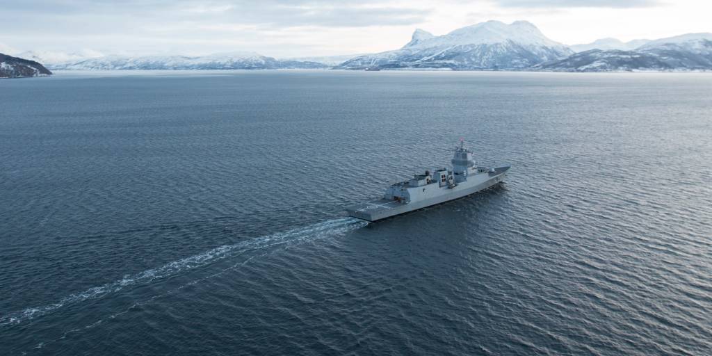 KNM Thor Heyerdahl på vei gjennom Ofotfjorden på seilas nordover / The frigate HNoMS Thor Heyerdahl sailing in northern Norway at winter time