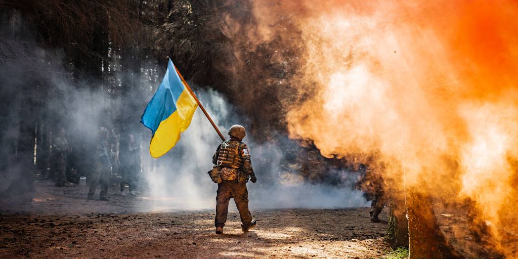 Ukrainske soldater får opptrening av norske instruktører i
Storbritannia i operasjon Interflex. Etter 4 dager med feltøvelse måtte soldatene gjennomføre en mestringsløype som bestod av blant annet gjørmeløype, sanitet, drone- og fiendeangrep. Til slutt fikk de gå gjennom målområdet og ble møtt med flagg, røyk og jubel.