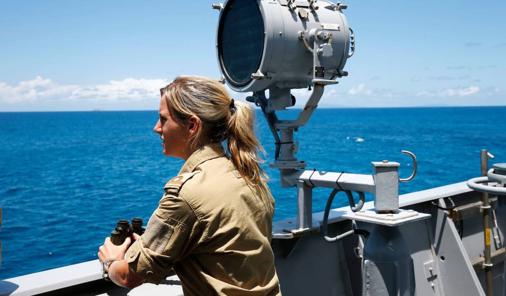 Kvinnelig offiser på brovingen ombord på fregatten KNM Fridtjof Nansen utenfor Seychellene / A female offiser at the bridge wing onboard the Norwegian frigatte HNoMS Fridtjof Nansen outside Seychelles