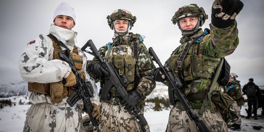 Norske og finske soldater trener side om side under Joint Viking 2025.