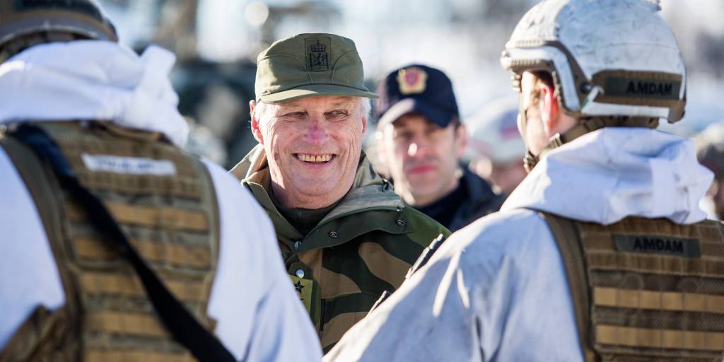 Hans Majestet Kong Harald V på feltbesøk hos Brigade Nord under Cold Respons 2014. Samtlige avdelinger i Brigade Nord, den Franske Alpejegerbataljonen og Luftværnbataljonen viste frem noen av sine kapasiteter. 