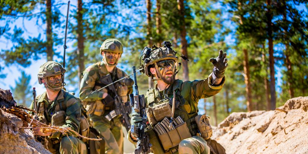 Soldater og befal fra Hærens våpenskole trener på fremryking mot stilling på Rødsmoen øvingsfelt. //  Soldiers from Norwegian Army landwarfare school training in Rødsmoen training area on Rena.