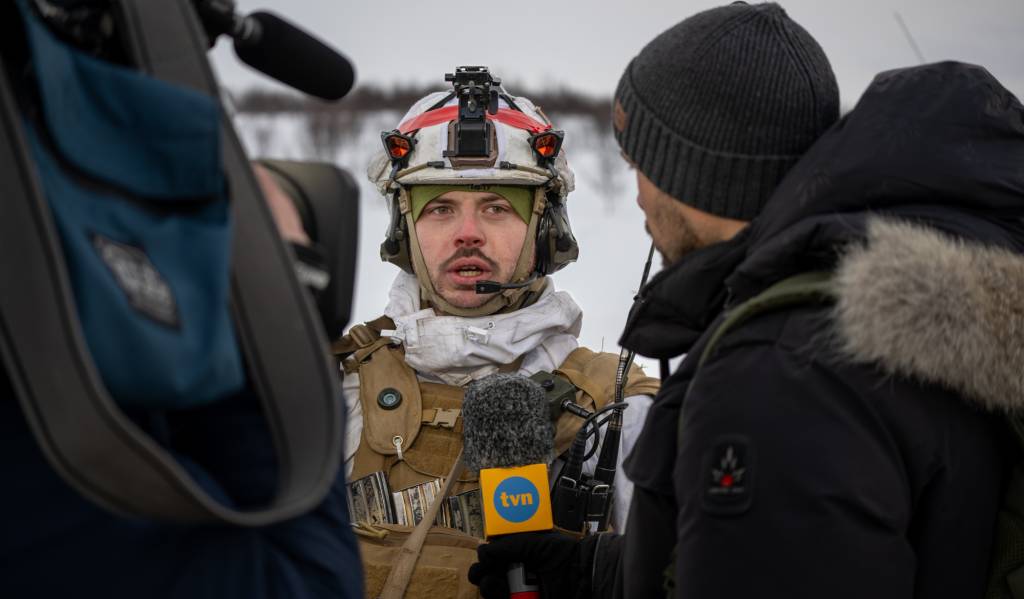 Internasjonal presse møtte innsatsstyrke Ida & Lyra, ute i felt, i anledning øvelse Nordic Response 2024.