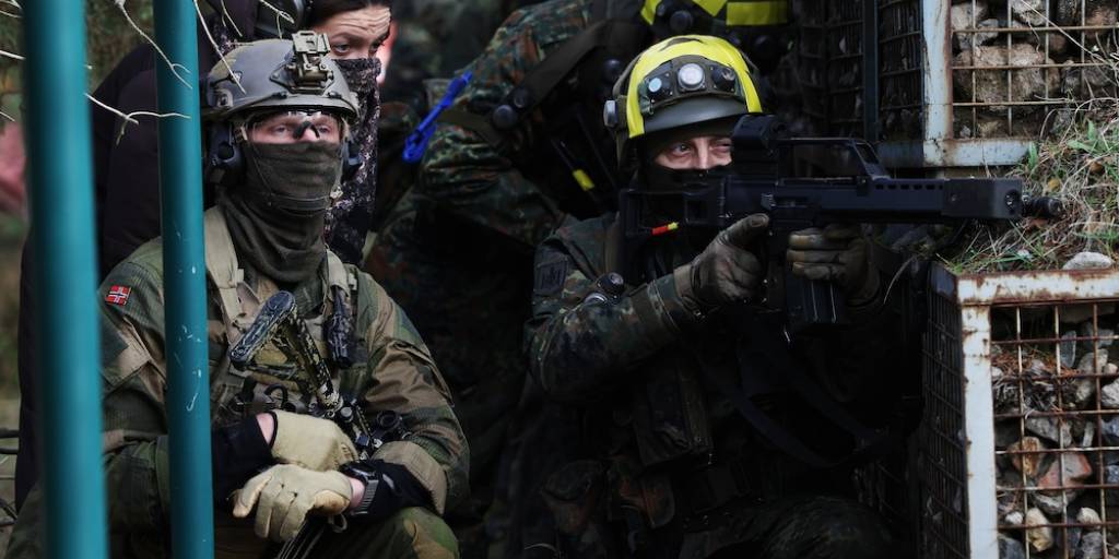 Ukrainske soldater under opplæring av norske Hær soldater fra Telemark bataljon i leieren til EUs treningsmisjon for Ukraina (EU MAM) utenfor Berlin