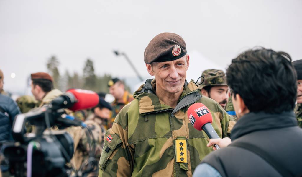 Forsvarssjef, Eirik Kristoffersen ble intervjuet i forbindelse med besøksdag i Rena leir, i anledning øvelse Brilliant Jump 22. 