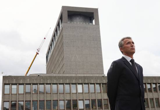 Statsminister Jens Stoltenberg ser på skadene ved Regjeringskvartalet etter terrorangrepet i Oslo 22. juli 2011
Prime Minister Jens Stoltenberg inspects the damages to the Norwegian government quarter after the terror attack 22nd of July