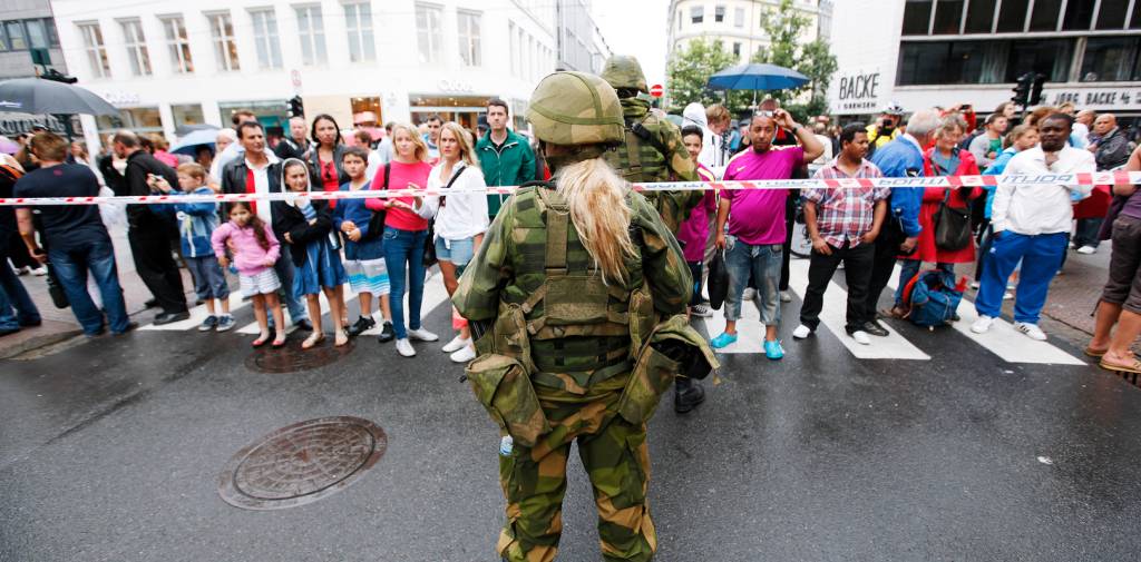 Hans Majestet Kongens Garde holder vakt rundt regjeringskvartalet etter terror bombingen i Oslo 22 juli 2011.

His Majesty Kings Guard secure the area around the government administration after terror bombing in Oslo 22th of July 2011
