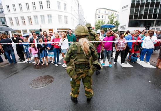 Hans Majestet Kongens Garde holder vakt rundt regjeringskvartalet etter terror bombingen i Oslo 22 juli 2011.

His Majesty Kings Guard secure the area around the government administration after terror bombing in Oslo 22th of July 2011