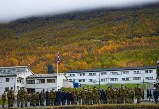 Høggumpen (fjellet) hadde pyntet seg i flotte høstfarger til sjefsbytte ved 131 Luftving! Luftvingens ansatte, vernepliktige og representanter for Luftvingens uteavdelinger står oppstilt og klar til å motta sin nye sjef.