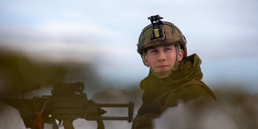 Gardist fra Kp4 sikrer et område under vinter øvelsen Cold Response 2022.