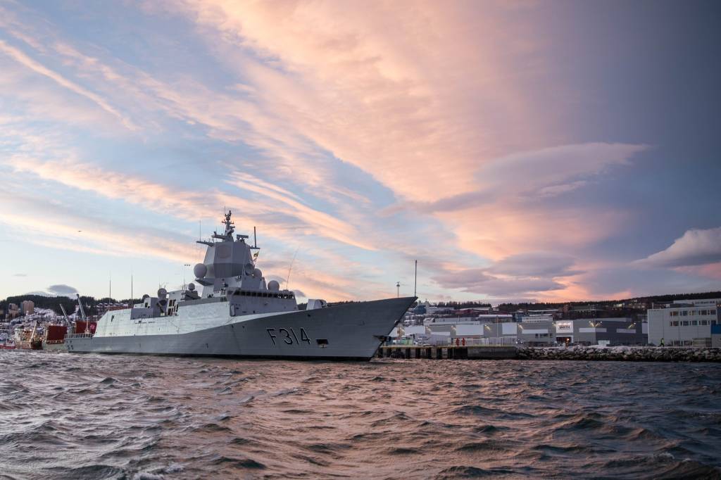 KNM Thor Heyerdahl ligger til kai i Tromsø under øvelse Flotex 2017 / KNM Thor Heyerdhal lies to dock in Tromsø harbour during exercise Flotex 2017.