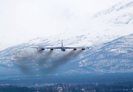 Boeing B-52 Stratofortress Strategisk bombefly fra US Air Force flyr over Bardufoss flystasjon under vinter øvelsen Cold Response 2022