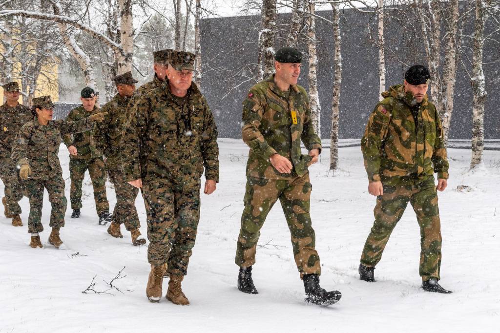 Generalløytnant William M. Jurney, sammen med sjef Hæren generalmajor Lars S. Lervik. Til høyre stabssersjant Jøran Steien, Alliert treningssenter.