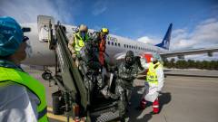 Markører som spiller passasjerer på et sas fly som har blitt dårlig etter et kjemisk stoff blir evakuert fra flyet under en øvelse der sivile nødetater trener sammen med Franske CBRN spresialister som deltar på øvelsen Cold Response 2022.