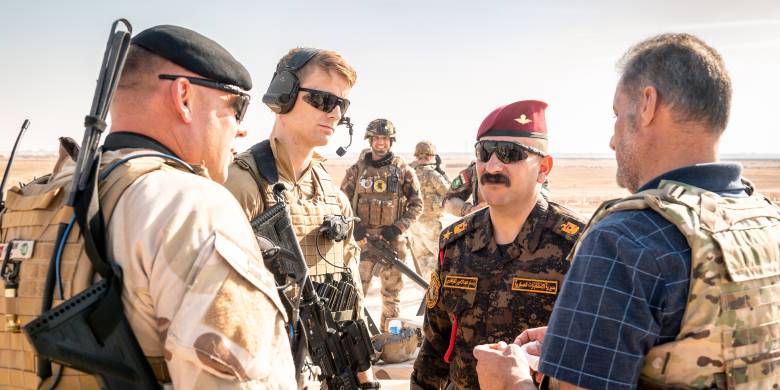 Operation Inherent Resolve: Norske soldater fra NORTU 5 (Norwegian Task Unit) i samtale med irakere i Anbar, Irak.
