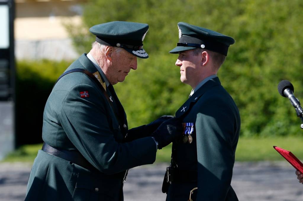HM Kong Harald deler ut Krigskorset med sverd til Espen Haugeland på Frigjørings- og Veterandagen 2016. Forsvarsminsiter Ine Eriksen Søreide leste opp statuttene / His Majesty King Harald give War Cross with Sword to Espen Haugland at Akershus fortress at Liberation- and Veterans Day 2016, Minister of Defence Ine Eriksen Søreide to teh rigth in the picture