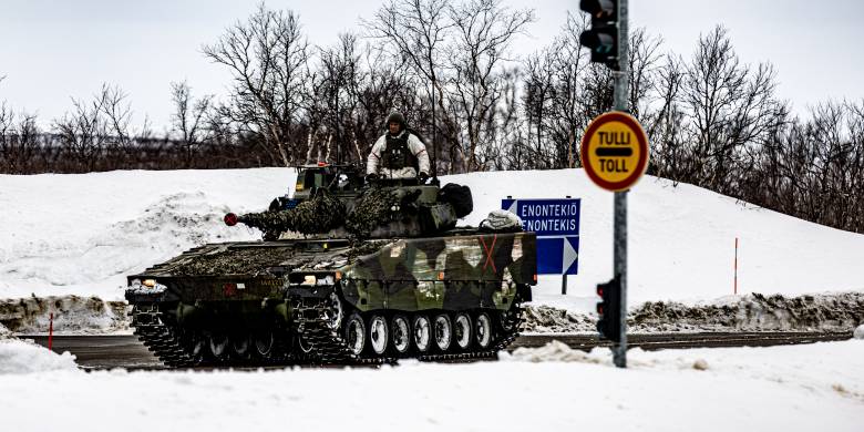 Grensekrysning av styrker fra Norge, Sverige og Finland på grensen mellom Nord-Finland og Finnmark, Norge. Grensekrysningen skjedde som en del av øvelse Nordic Response 24.
 
Border crossing at exercise Nordic Response. Swedish and Finnish forces cross the border from Northern Finland and into Finnmark, Norway. The border crossing is as part of exercise Nordic Response 24, and marks a historic milestone as Finland and Sweden now are part of NATO.