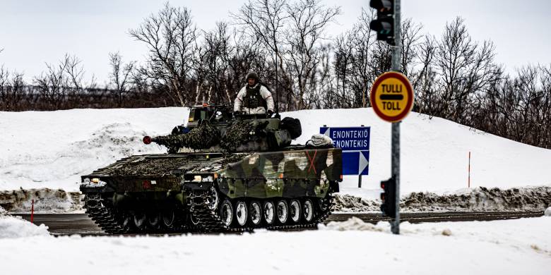 Grensekrysning av styrker fra Norge, Sverige og Finland på grensen mellom Nord-Finland og Finnmark, Norge. Grensekrysningen skjedde som en del av øvelse Nordic Response 24.
 
Border crossing at exercise Nordic Response. Swedish and Finnish forces cross the border from Northern Finland and into Finnmark, Norway. The border crossing is as part of exercise Nordic Response 24, and marks a historic milestone as Finland and Sweden now are part of NATO.