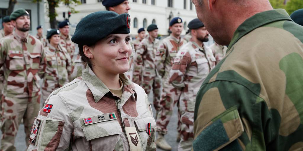 Sanitetsbidragets tredje kontingent motta Forsvarets operasjonsmedalje for innsatsen i Afghanistan.
Sjefen for Forsvarets operative hovedkvarter Generalløytnant Yngve Odlo delt ut medaljen til soldatene, her til Ida Kristina Stokkvin Vihovde
