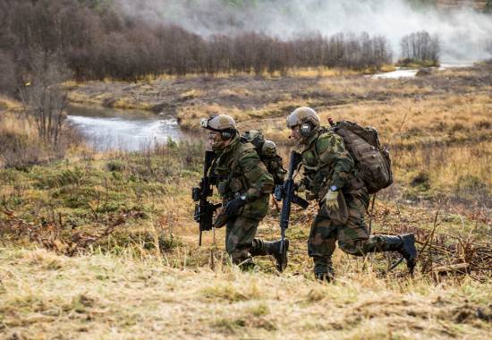 Artillerijegere fra Artilleribataljonen i tilbaketrekning, under en skarpskytingsdemo. / 
Artillery rangers, from Artillery Battalion, falls back after directing artillery fire towards the enemy.