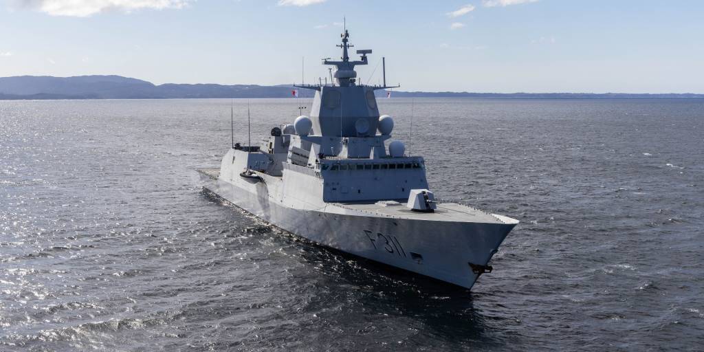Norske og bristiske fartøy, samt britiske helikoptre, deltar på øvelse Tamber Shield 24 hvor de samtrener på kystnære operasjoner / Norwegian and British Vessels, as well as British helicopters, takes part in exercise Tamber Shield 24 where they co-train on operations near the coast.