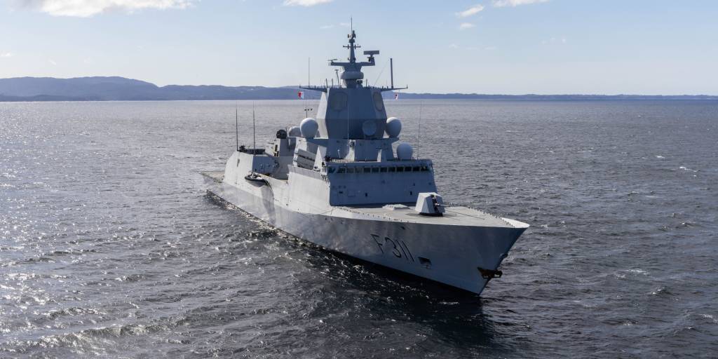 Norske og bristiske fartøy, samt britiske helikoptre, deltar på øvelse Tamber Shield 24 hvor de samtrener på kystnære operasjoner / Norwegian and British Vessels, as well as British helicopters, takes part in exercise Tamber Shield 24 where they co-train on operations near the coast.