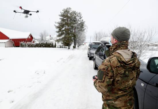 Fra Gjerderum hvor Forsvaret støttet Søk og Redningsmannskaper og Politiet i forbindelse med jordraset på Gjerdrum. Her en operatør fra Forsvarets spesialkommando (FSK) med en drone som brukes i søk og redningsarbeidet på Gjerdrum