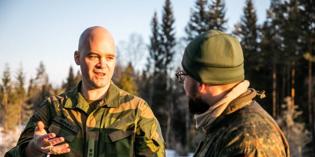 Oberst løytnant Brage Reinaa er stridsdommer for den norske siden under øvelse cold response 2022 i elverums område.  Å snakker mye med dommere fra andre nasjoner. Stridsdommere sin jobb er å dømme hvordan striden går for de øvende avdelingen som deltar på øvelse Cold Response 2022.