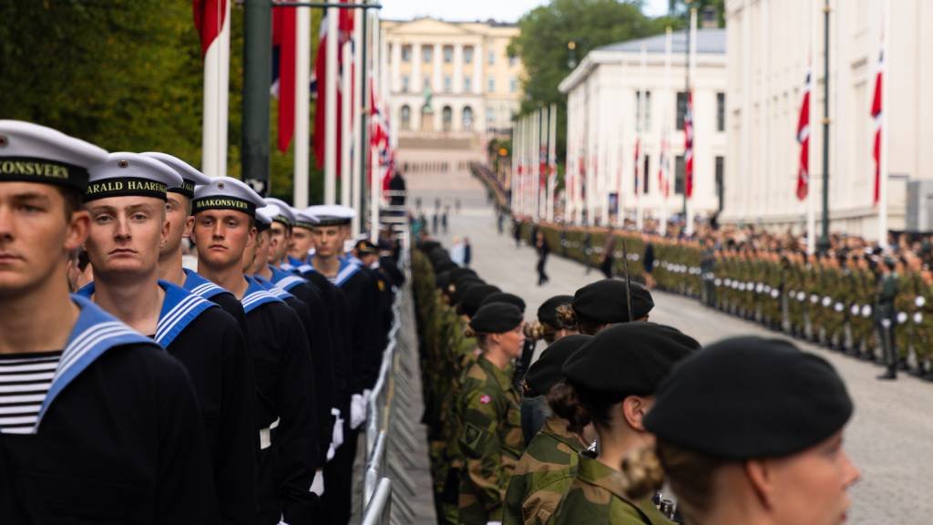 3500 soldater fra Forsvaret stilte opp på Akershus festning og
marsjerte gjennom Oslo onsdag morgen. Deretter stilte de opp i
espalier og deltok i prosesjon fra Slottet til Oslo domkirke.