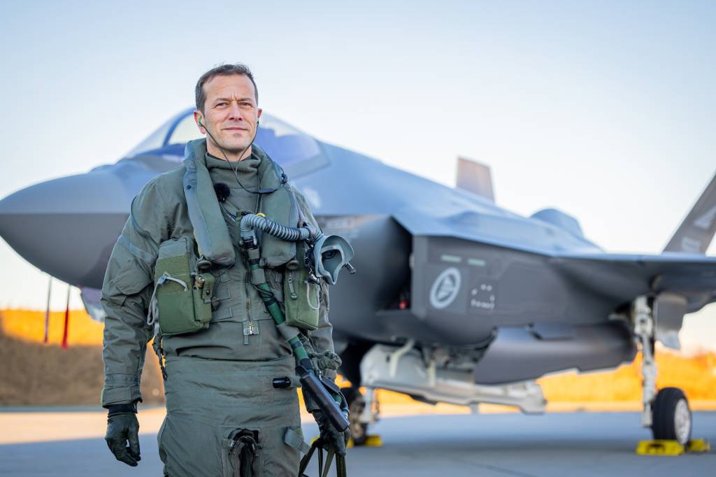 Oberstløytnant Morten Hanche, fagsjef kampfly foran et F-35 på Ørland flystasjon