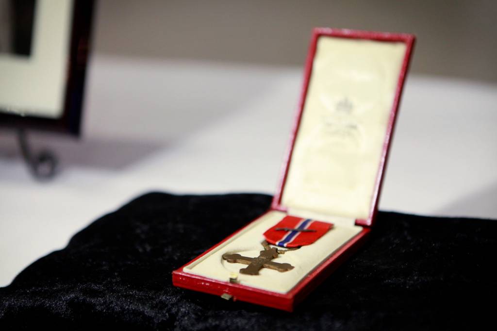 Overrekkelse av Krigskorset med sverd post mortem til kaptein Eiliv Austlids etterlatte. Tilstede var Statsminister Jens Stoltenberg, forsvarsminister Grete Faremo og forsvarssjef Harald Sunde. Forsvarssjef Harald Sunde overrekker Krigskorset med sverd. 