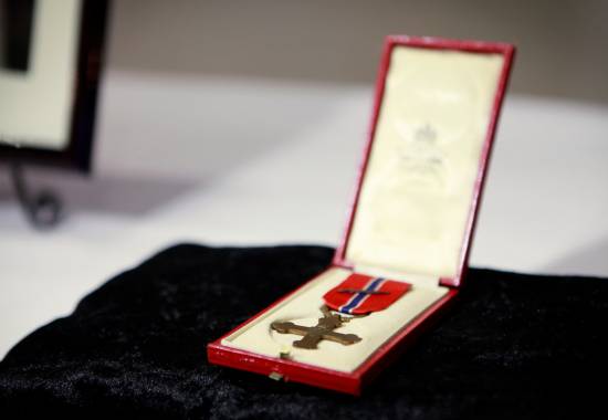 Overrekkelse av Krigskorset med sverd post mortem til kaptein Eiliv Austlids etterlatte. Tilstede var Statsminister Jens Stoltenberg, forsvarsminister Grete Faremo og forsvarssjef Harald Sunde. Forsvarssjef Harald Sunde overrekker Krigskorset med sverd. 