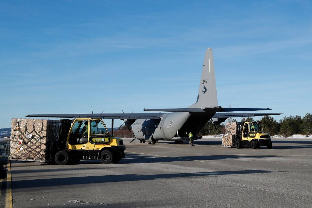 M72 raketter lastes opp på et C-130J Hercules fly fra 335 skvadronen i Luftforsvaret. Dette er støtte som Norge gir til Ukraina ifb med situasjonen der.
