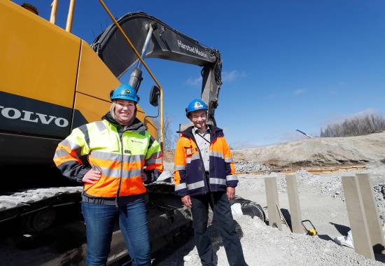 Daglig leder, Elisabeth Vollstad Moe og Prosjektleder, Nils Kristian Johansen ved Harstad Maskin på Evenes flystasjon