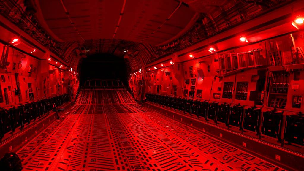 Inne i lasterommet på et C-17 Globemaster III fra Strategic Airlift Capability (SAC) på Pápa flystasjon i Ungarn