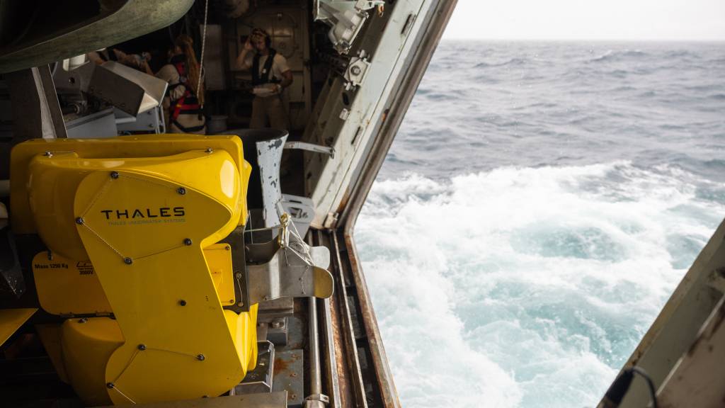 Besetningen på KNM Roald Amundsen setter ut sonar fra fregatten for å bygge bilde på undervanndsomenet i operasjonsområde.