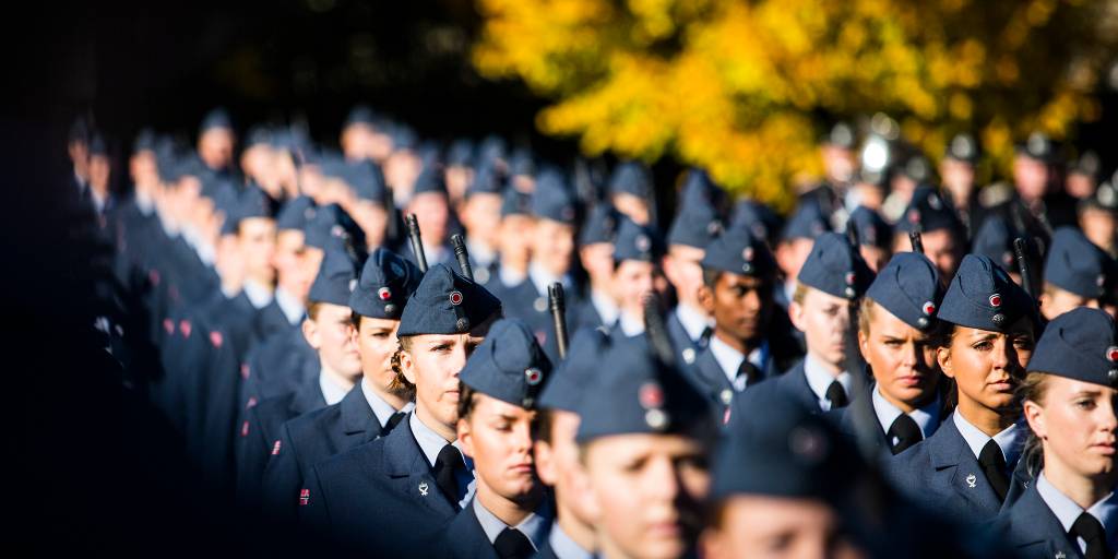 Oppstilling av soldater på Akershus festning før avmarsj og oppstilling på Karl Johans gate i Oslo under åpningen av det 159 Storting / From a parade at Akershus fortress before they line up at Karl Johans gate in Oslo during the opening of the 159th Parlament