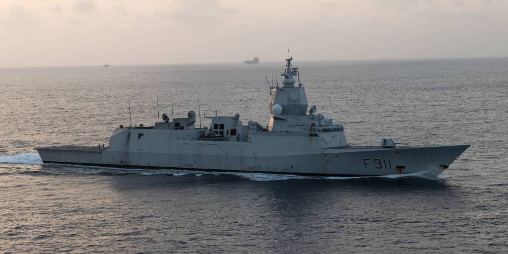 KNM RAMU gjennomfører helo-operasjoner sammen med 815 Squadron som blant annet wenching, der de heiser personeller opp og ned fra det indiske marinefartøyet INS Surat.