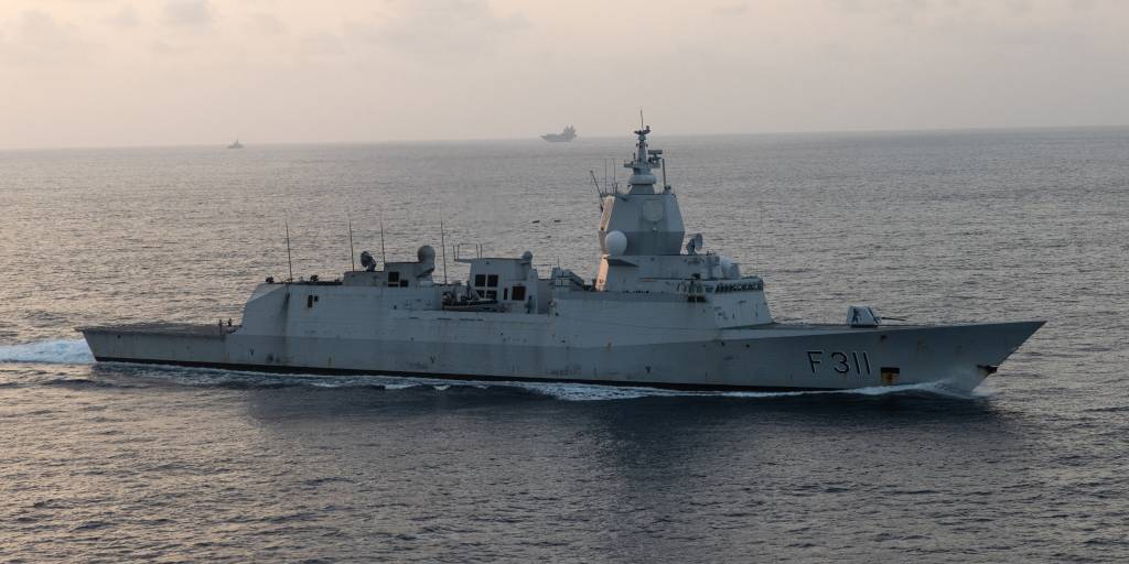 KNM RAMU gjennomfører helo-operasjoner sammen med 815 Squadron som blant annet wenching, der de heiser personeller opp og ned fra det indiske marinefartøyet INS Surat.