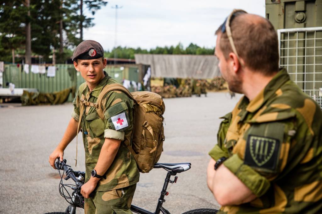 Marius Larsen og Erlend Drugli snakker sammen etter en sanitets hendelse under Forsvarets opptak og seleksjon.