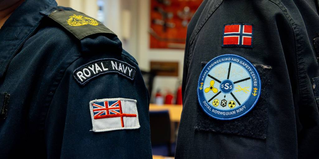 Britisk helikopterpersonell har nylig fått opplæring av instruktører fra Sjøforsvarets senter for skipsteknikk og sikkerhet (SSS).

Denne opplæringen er en del av forberedelsene før KNM Roald Amundsen og KNM Maud skal seile sammen med en britisk hangarskipsstyrke. Under oppdraget skal et britisk Wildcat-helikopter operere ut fra KNM Roald Amundsen.

---

Preparation for deployment with the UK Carrier Strike Group.

British helicopter crews recently went through training with instructors from the Royal Norwegian Navy. The training is part of the preparation before HNoMS Roald Amundsen and HNoMS Maud will deploy together with the UK Carrier Strike Group. 

During the deployment, a british Wildcat helicopter will be operating from the flight deck of the frigate HNoMS Roald Amundsen.